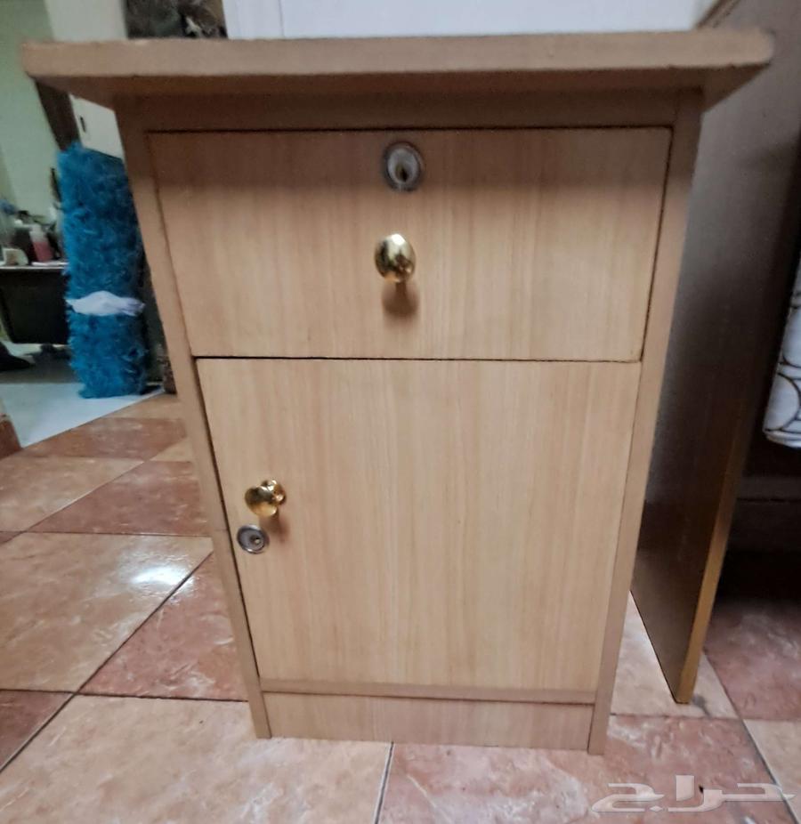 Small table with drawers64492595432579110
