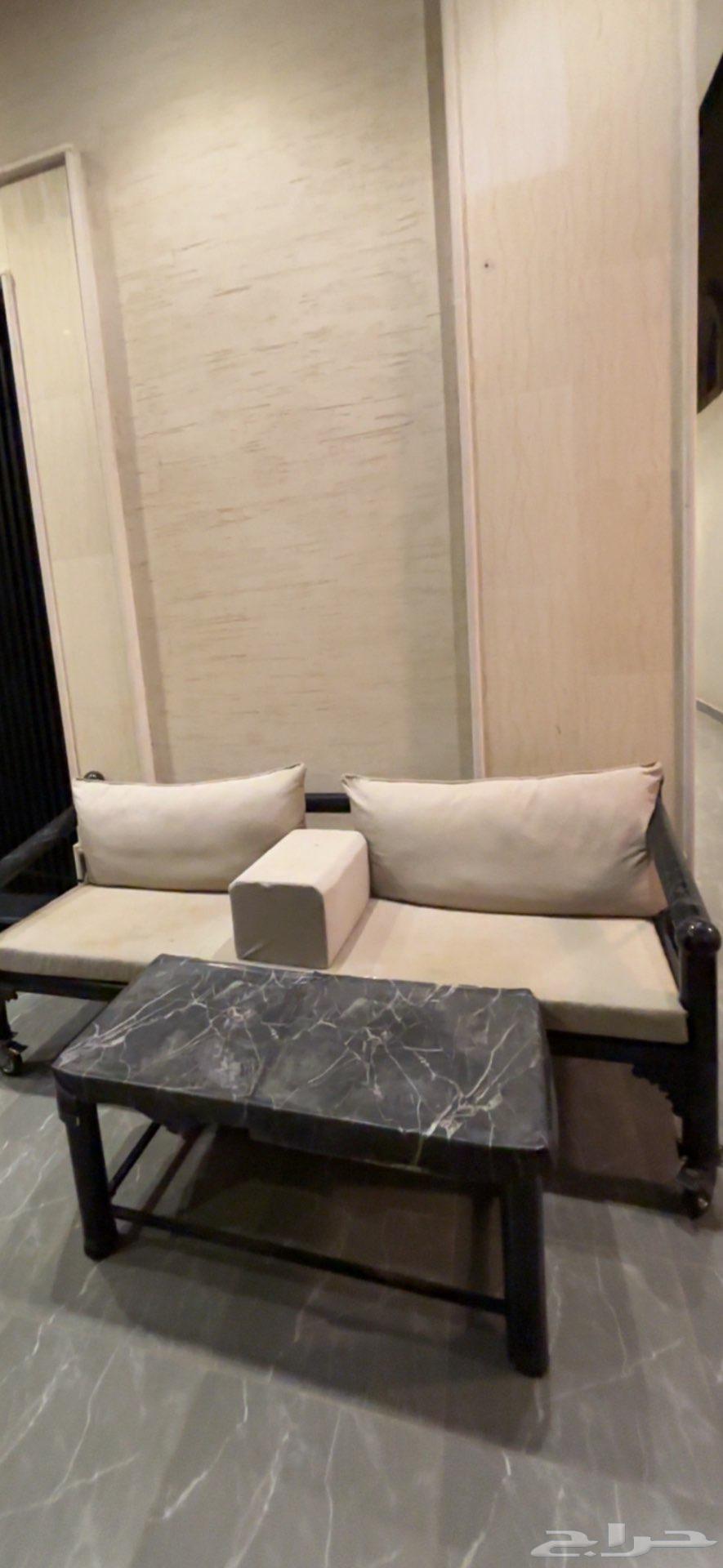 Outdoor session with tables64502995632770110