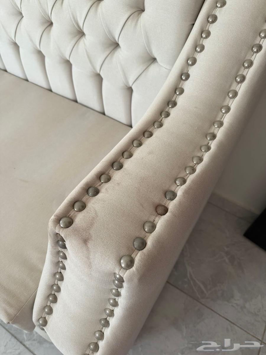 Sofas and tables64458438057859113