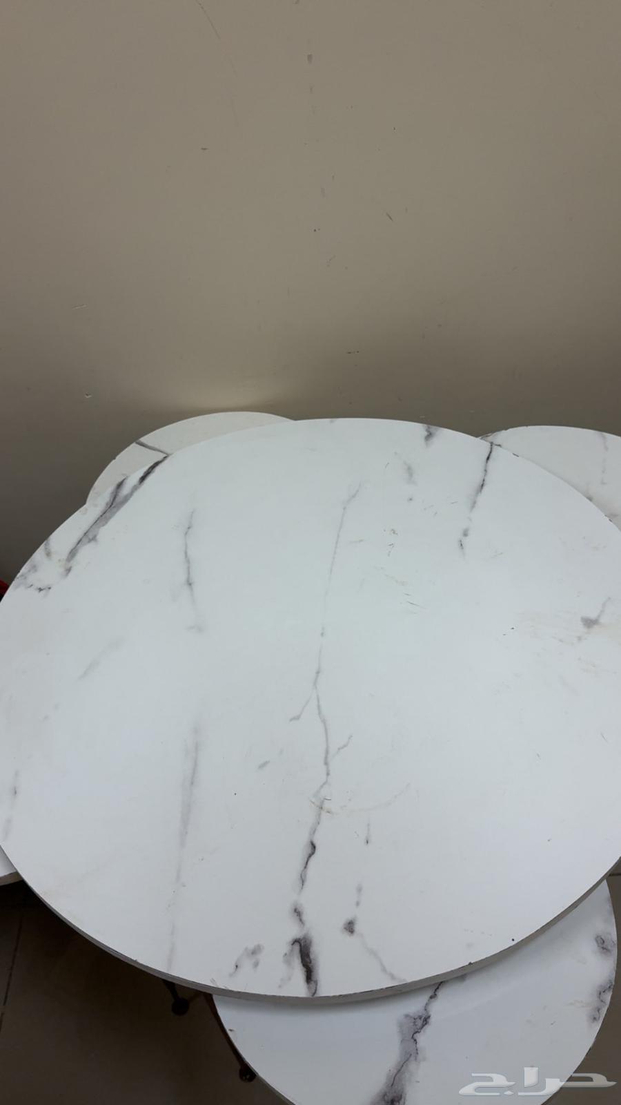 طاولة ضيافة للصالة 4 حبات بحالة جيدة64499884112257110