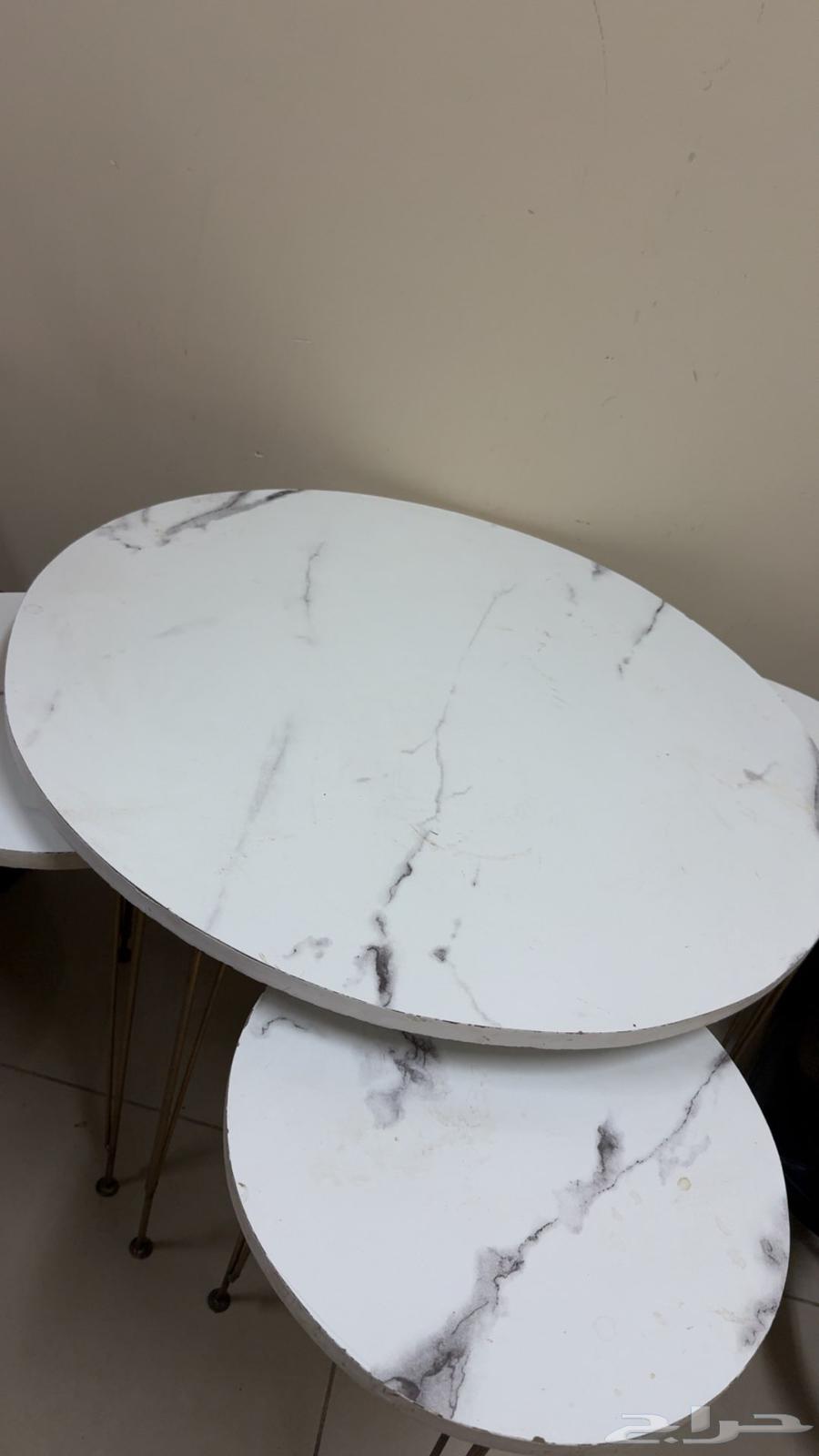 طاولة ضيافة للصالة 4 حبات بحالة جيدة64499884112257111