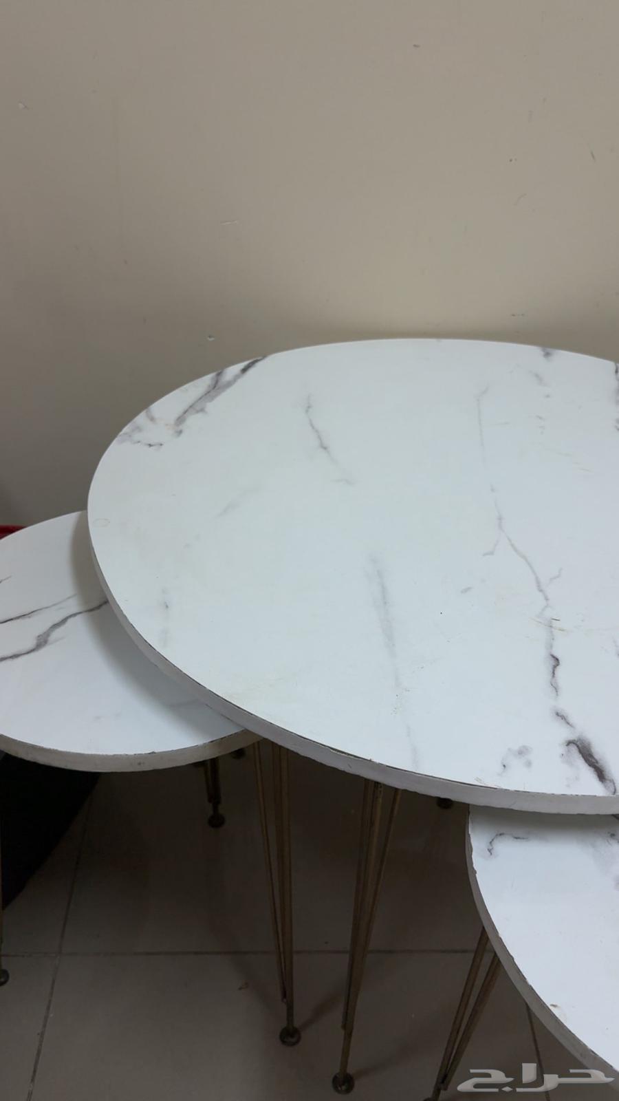 طاولة ضيافة للصالة 4 حبات بحالة جيدة64499884112257112