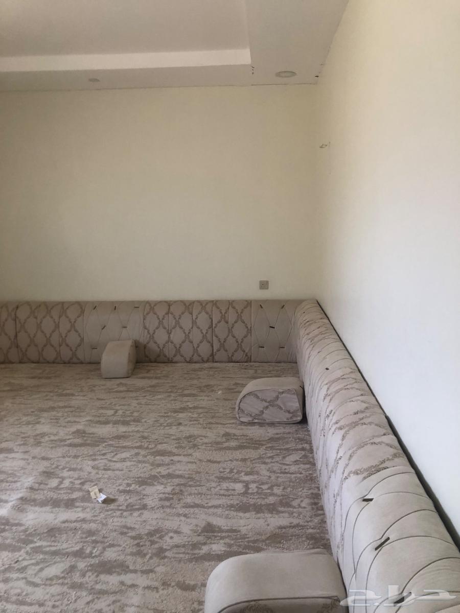 Clean ground floor majlis with cushions and roller blind64505314914563112