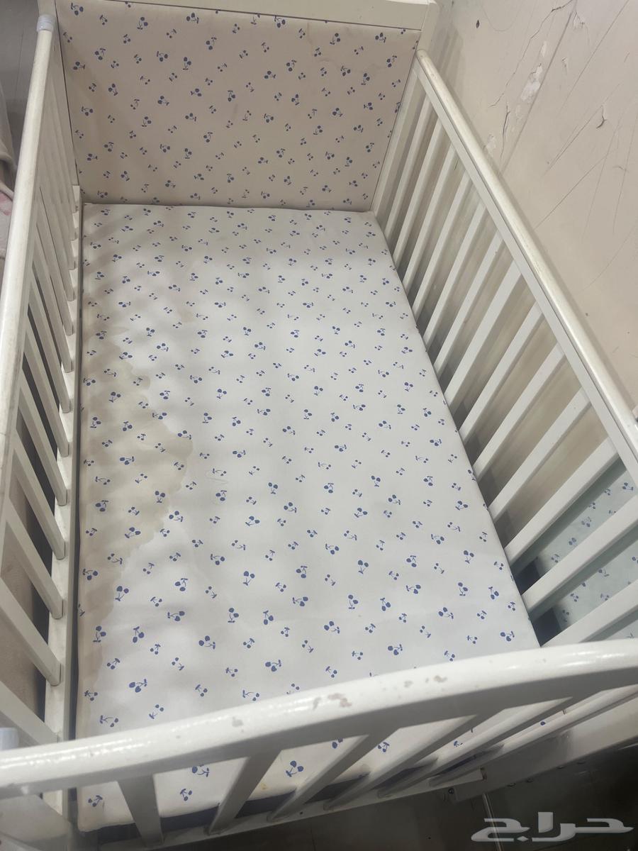 مخاد مع مراكي وسرير أطفال وطاوله تلفزيون للبيع64506249451395111