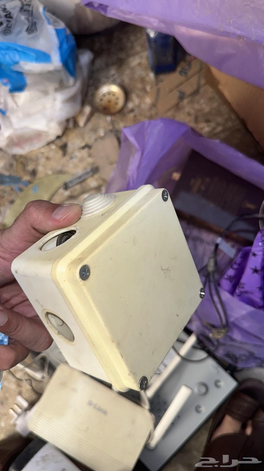 3 rooms of goods, spotlights, cameras, and wood64508159135747113