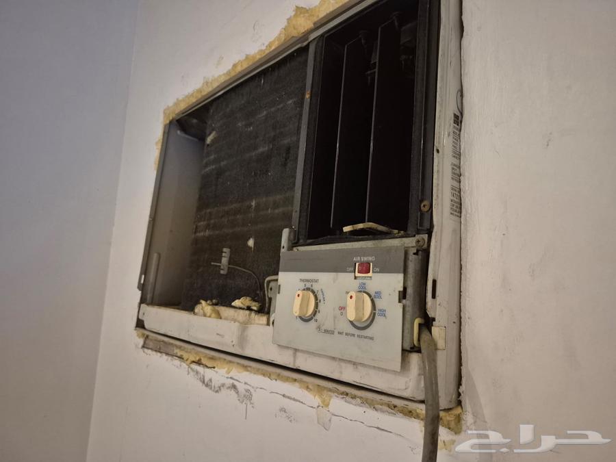 Selling 2 windows conditioners broken and 1 working64506577267586111