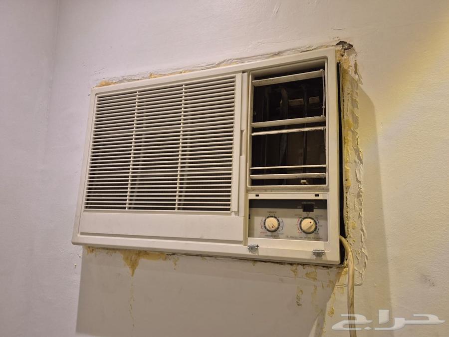 Selling 2 windows conditioners broken and 1 working64506577267586112