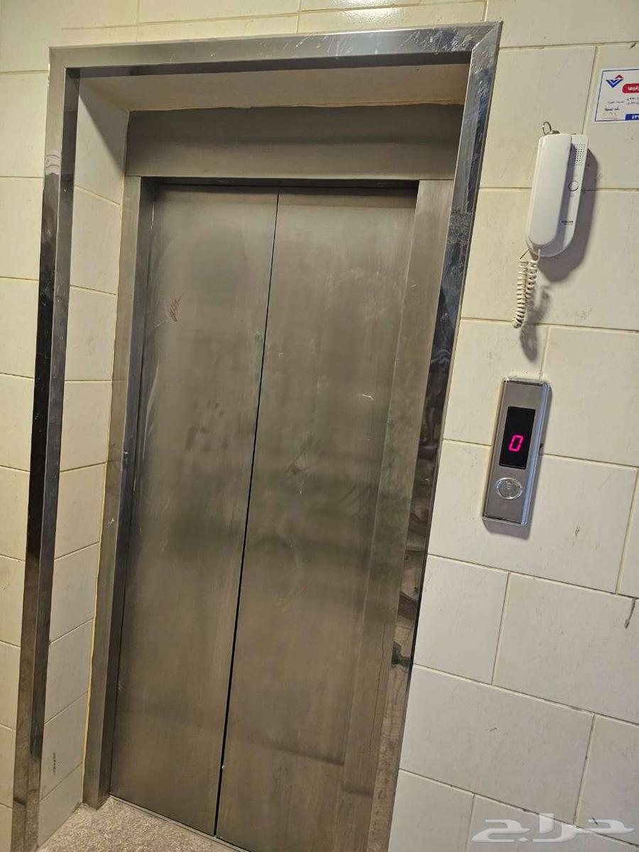 Used elevator in good condition, 5 stops64512734333059111