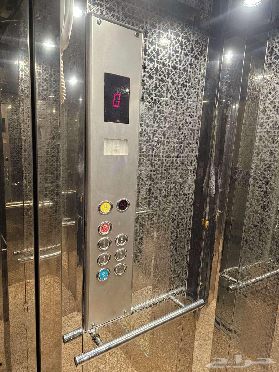 Used elevator in good condition, 5 stops64512734333059110