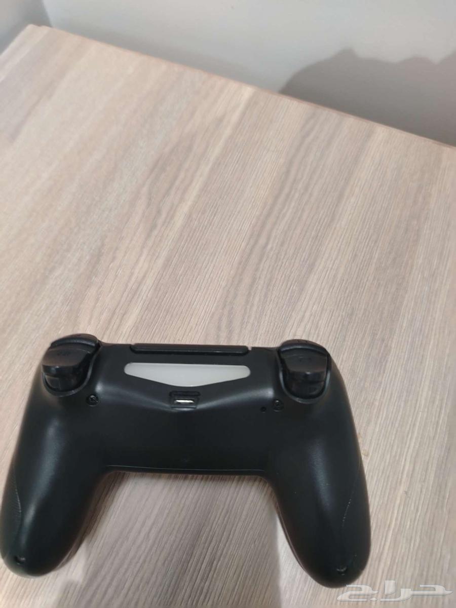 يده سوني 4 للبيع ومعاه شاحن يده64513495170818110