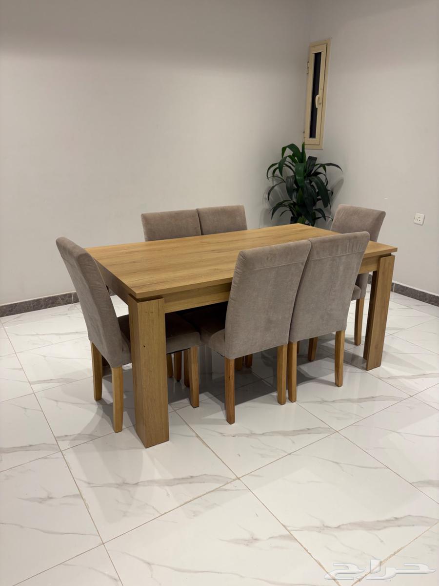 Table with 6 chairs64513921712001110