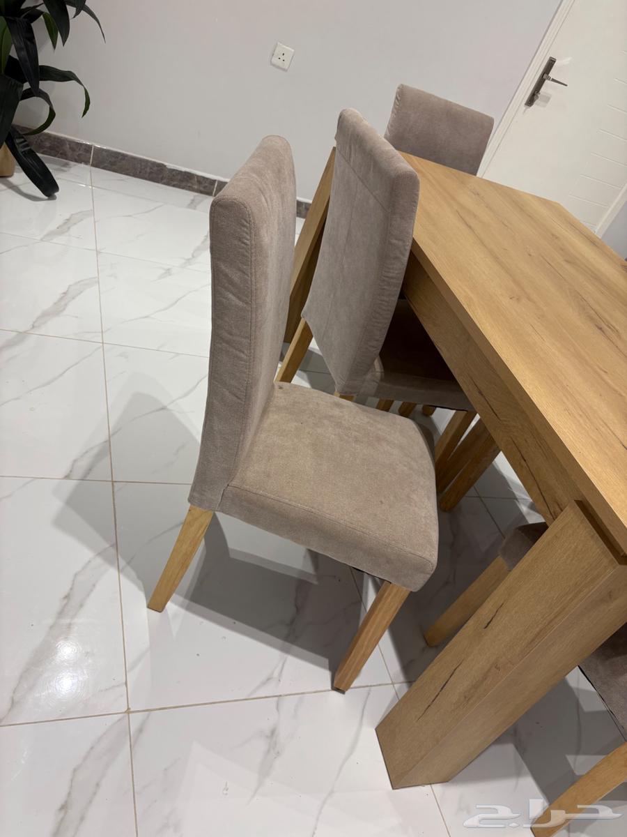 Table with 6 chairs64513921712001111