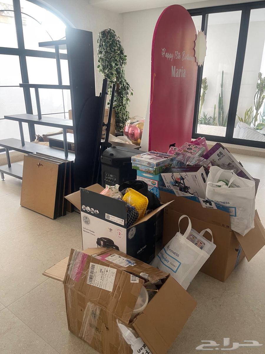 اثاث كتب العاب شجرة لا يوجد مكيفات او مطبخ كلها راحت64515500879873110