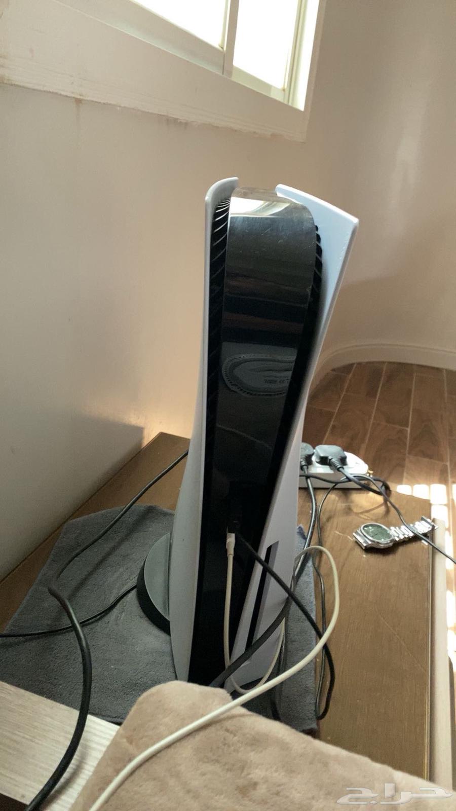 Brand new and clean Sony 5, never been opened, with a 4-month-old controller, the device64513811381507110