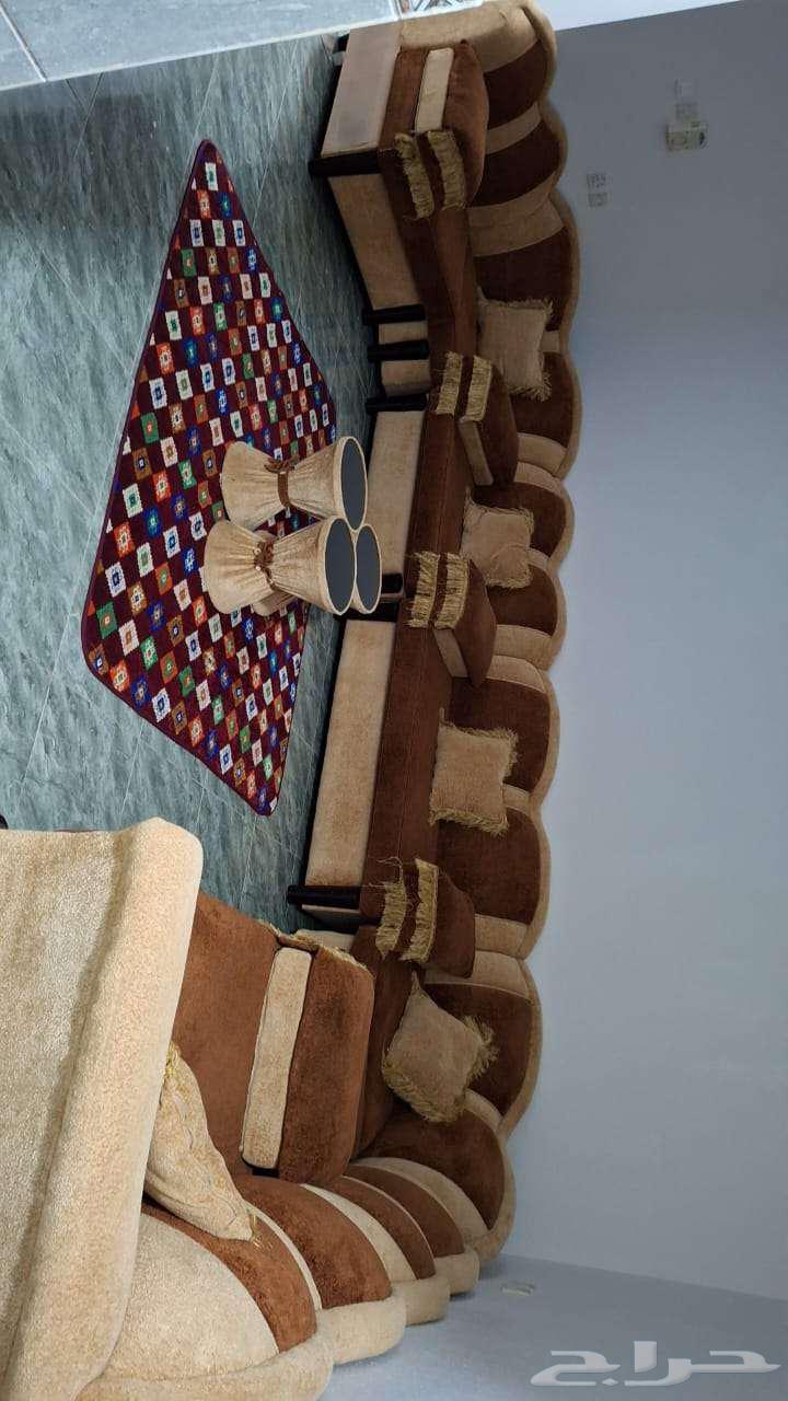 مجلس اشترته طلع كبير علي الغرفه معه ارضيه 5في 4 علي السوم64523991751297111