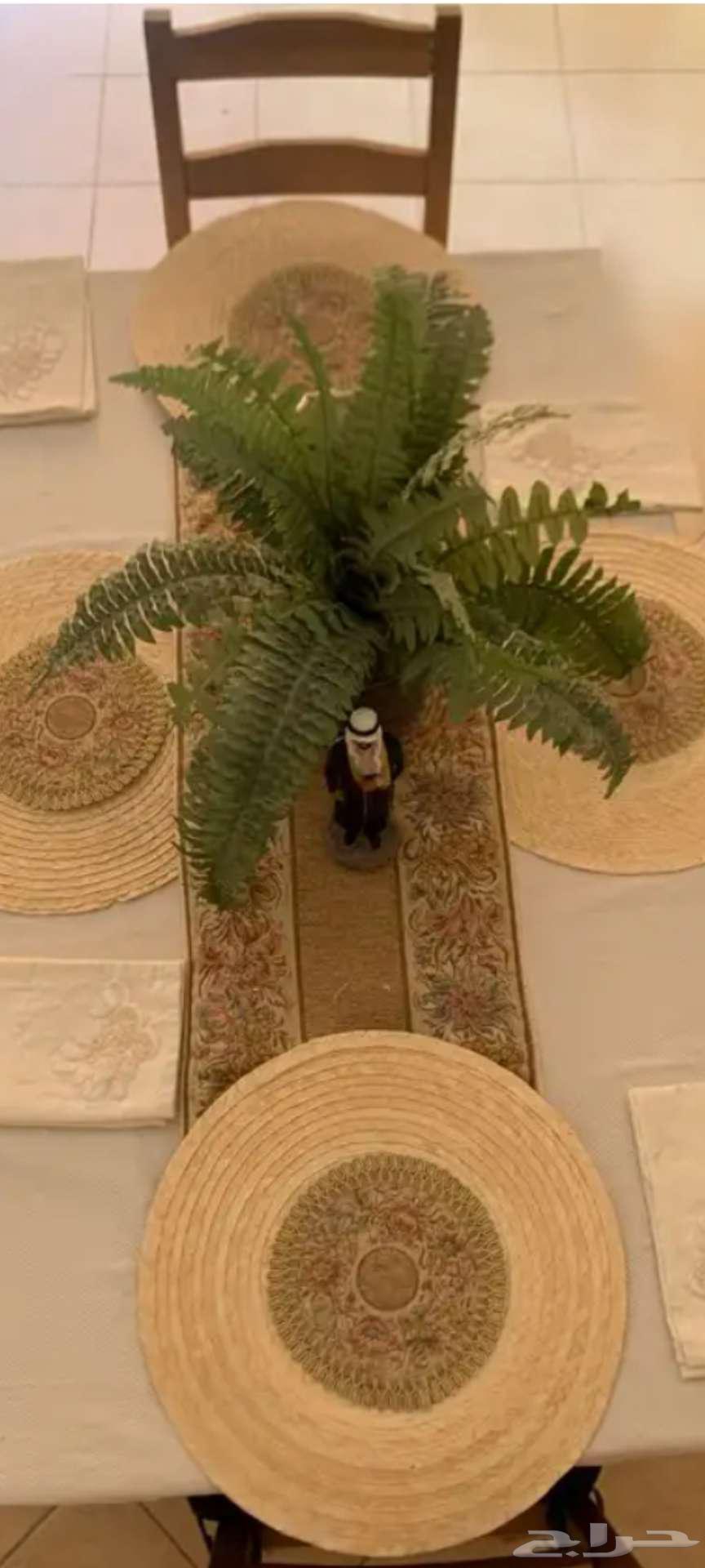 طاولة سفرة خشب نظيفة64519850473858110