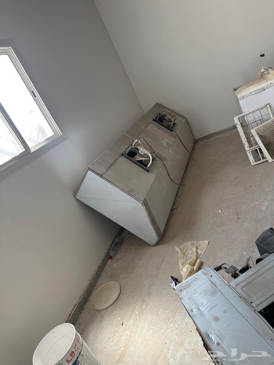 اغراض محل وعدد 2 ثلاجه وطاولات حدمه استيل64521011984515111