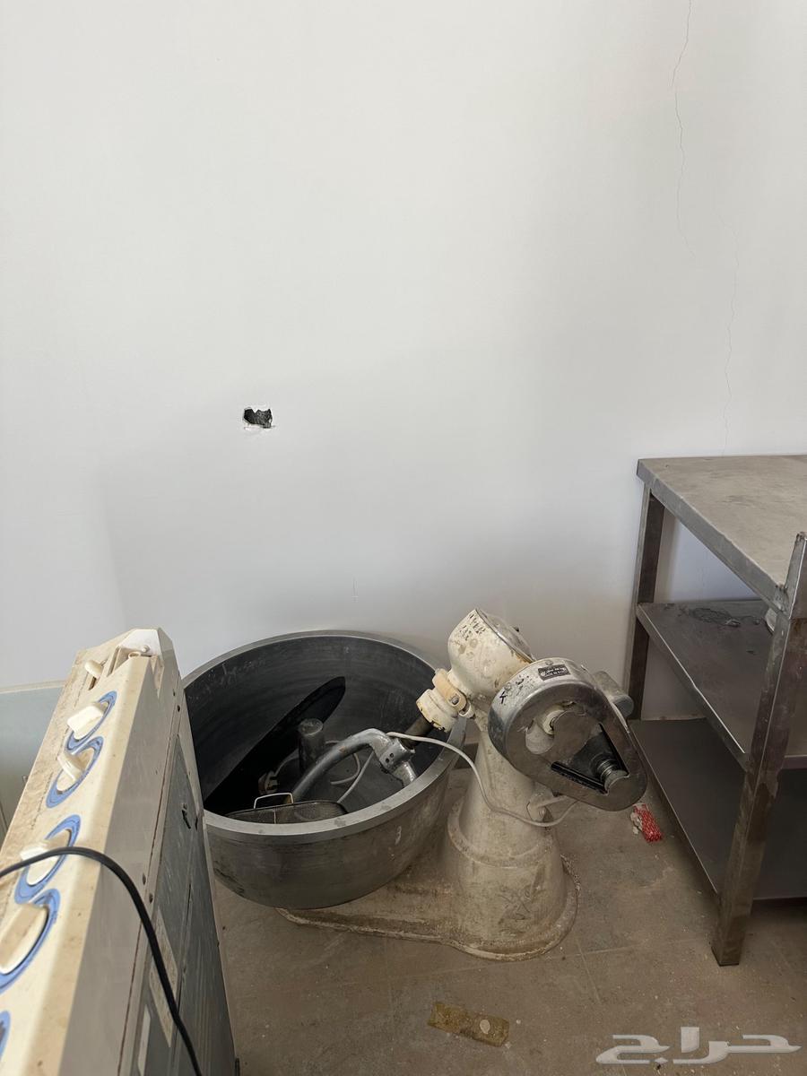 اغراض محل وعدد 2 ثلاجه وطاولات حدمه استيل64521011984515110