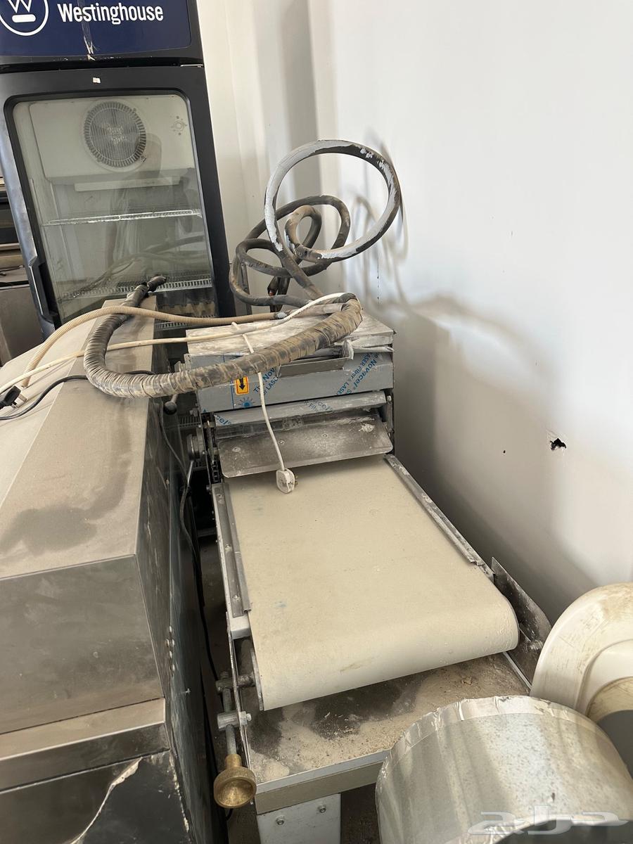 اغراض محل وعدد 2 ثلاجه وطاولات حدمه استيل64521011984515114