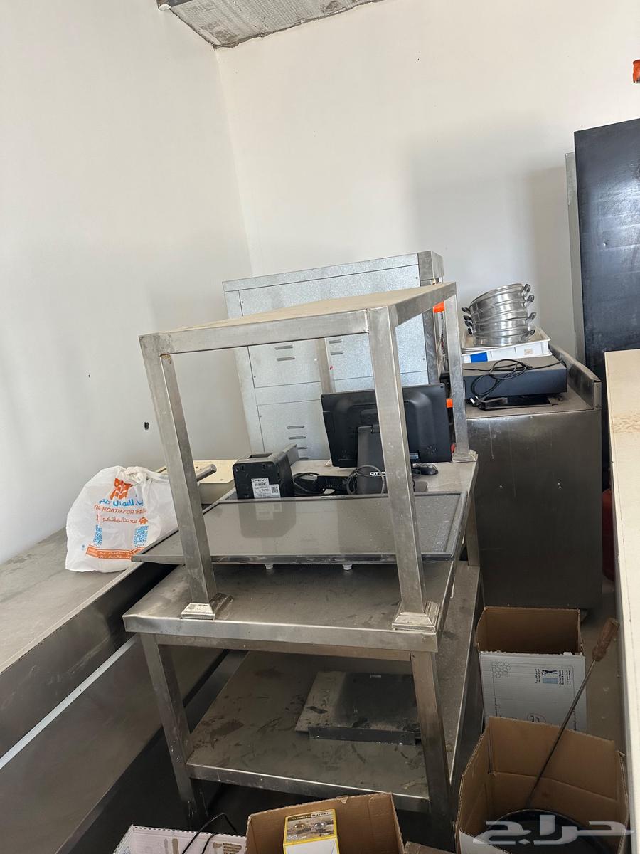 اغراض محل وعدد 2 ثلاجه وطاولات حدمه استيل64521011984515113