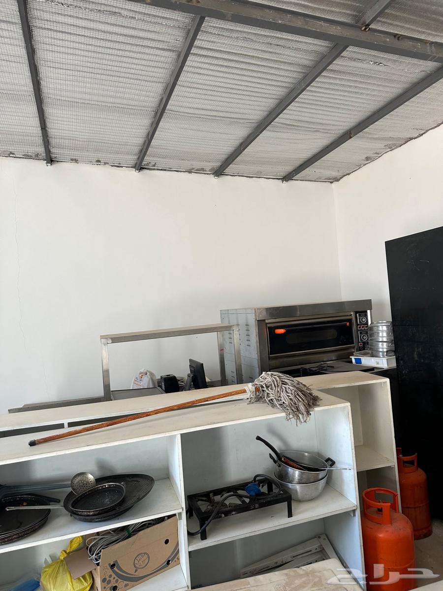 اغراض محل وعدد 2 ثلاجه وطاولات حدمه استيل64521011984515112