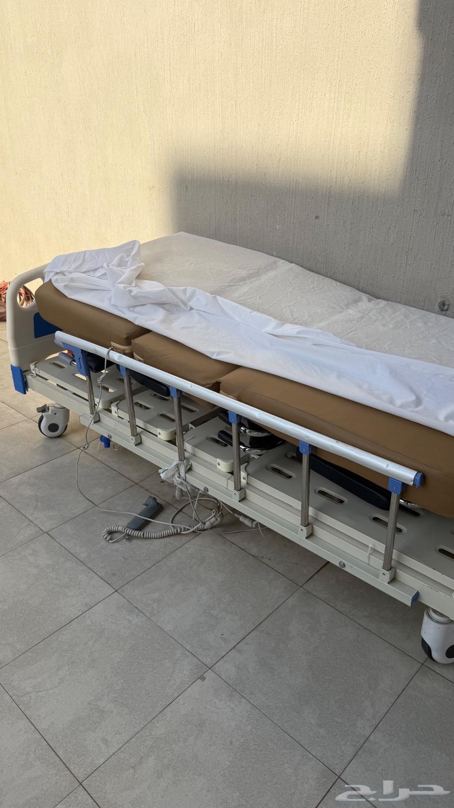 سرير كهربائي طبي جديد ونظيف64529193404675110