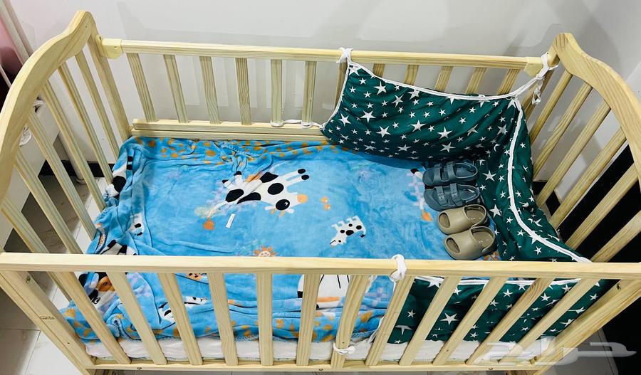 سرير أطفال خشبي نظيف لم يستخدم64533648558337113