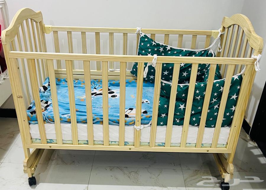 سرير أطفال خشبي نظيف لم يستخدم64533648558337112