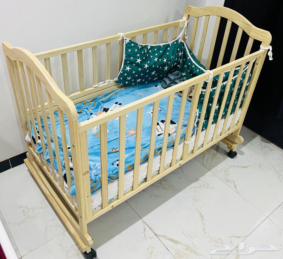 سرير أطفال خشبي نظيف لم يستخدم64533648558337111