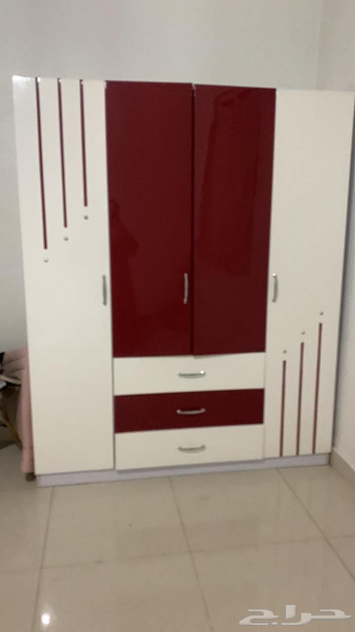 A narrow, strong, and intact cabinet without cracks64537282245761110