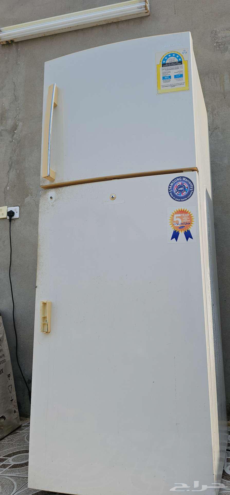 Broken refrigerator for sale Samsung. Needs maintenance, not working 100 SAR64540524122499111