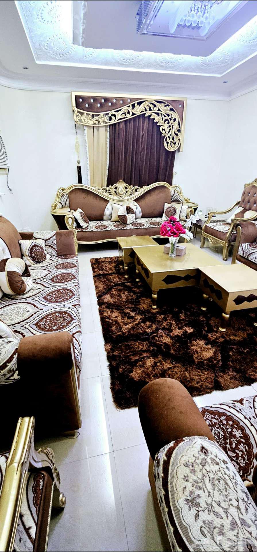 كنب مجلس بني استخدام نظيف جدا64544495494275110