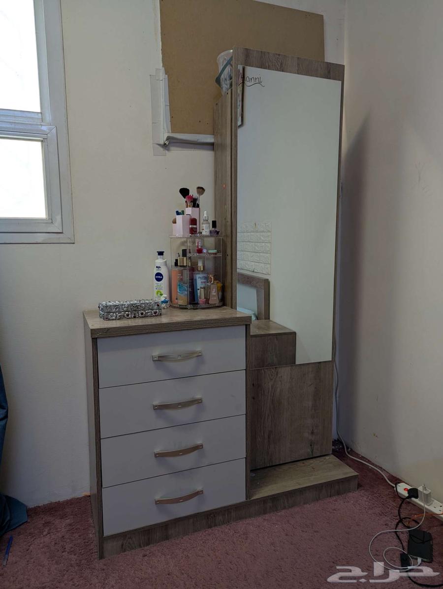 Queen sized bed  dressing table and bedside tables64537881960067110