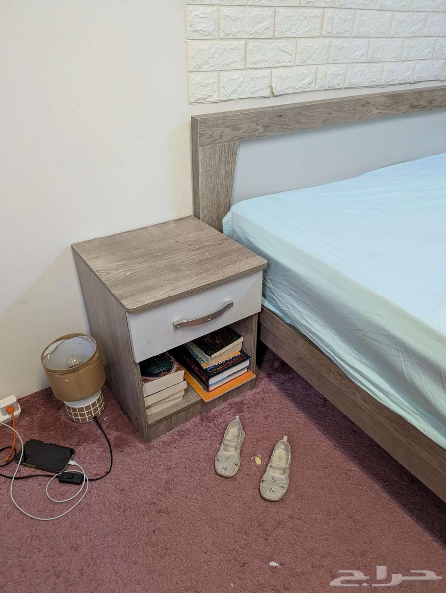 Queen sized bed  dressing table and bedside tables64537881960067112