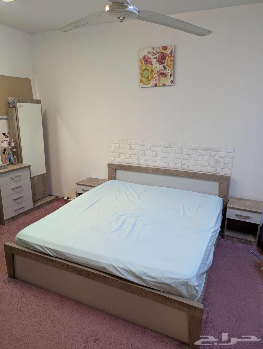Queen sized bed  dressing table and bedside tables64537881960067113