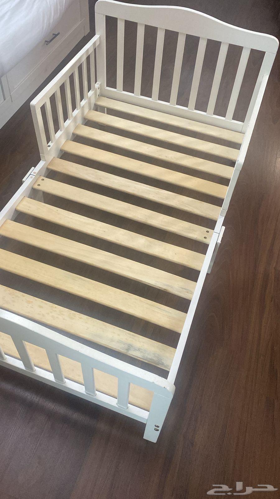 سرير اطفال بحالة ممتازه للبيع64539443504001112