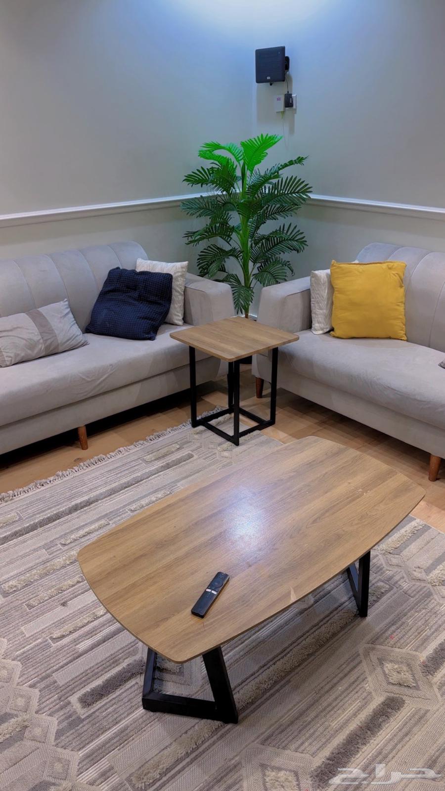 كنب ثلاث قطع للبيع مع الطاولات والسجادة64540964446465112