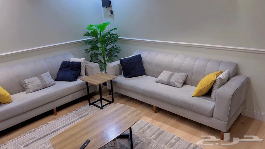 كنب ثلاث قطع للبيع مع الطاولات والسجادة64540964446465110