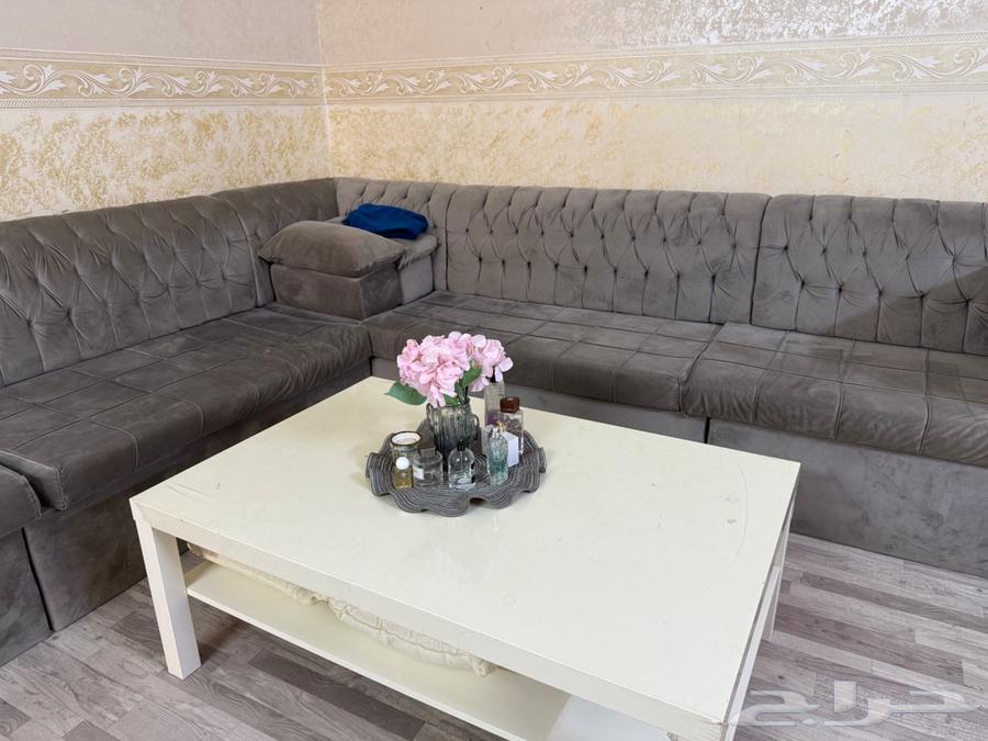 كنب حرف L وطاولة أكيا نظيفه ومغلفه ومعها طاولتين خدمه64548828276483110