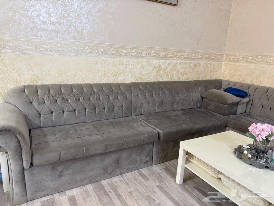 كنب حرف L وطاولة أكيا نظيفه ومغلفه ومعها طاولتين خدمه64548828276483111