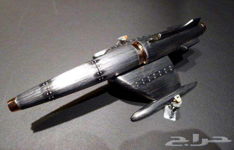 قلم مصنوع من مواد سفينة فضاء على السوم64582438828035111