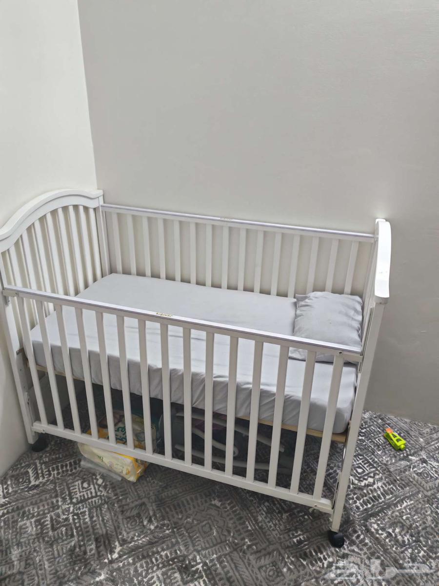 Children's table and bed64546860371587110