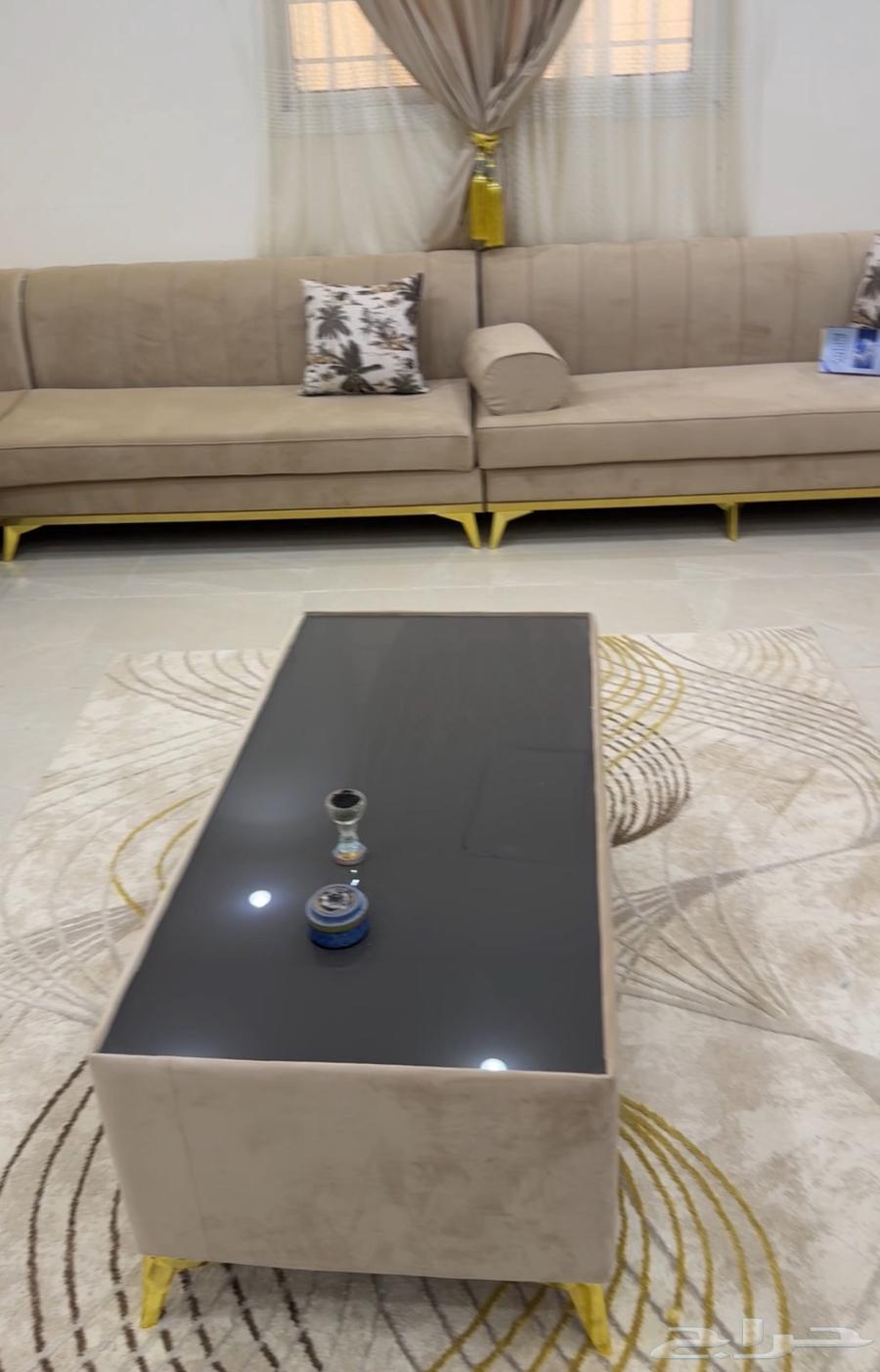 مجلس 5في 6 نظيف وجديد بيج بذهبي مع طاولة وستائر64549882466691110