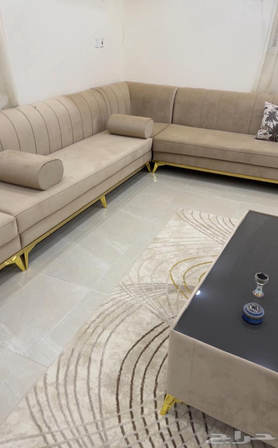 مجلس 5في 6 نظيف وجديد بيج بذهبي مع طاولة وستائر64549882466691111