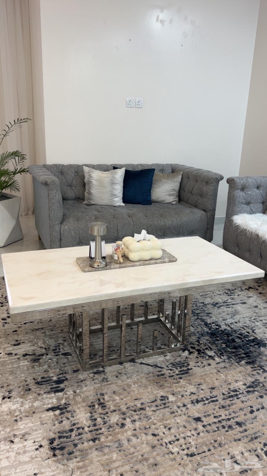 Sofas and tables64547124284546110