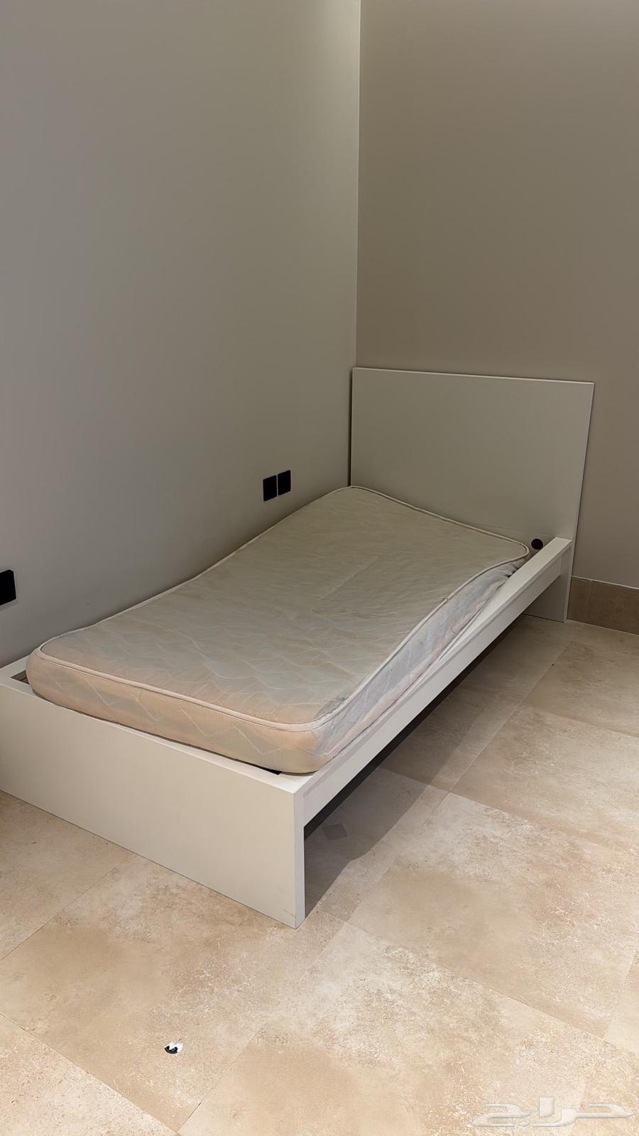 ثلاجة للبيع وسرير مفرد64551233513345111