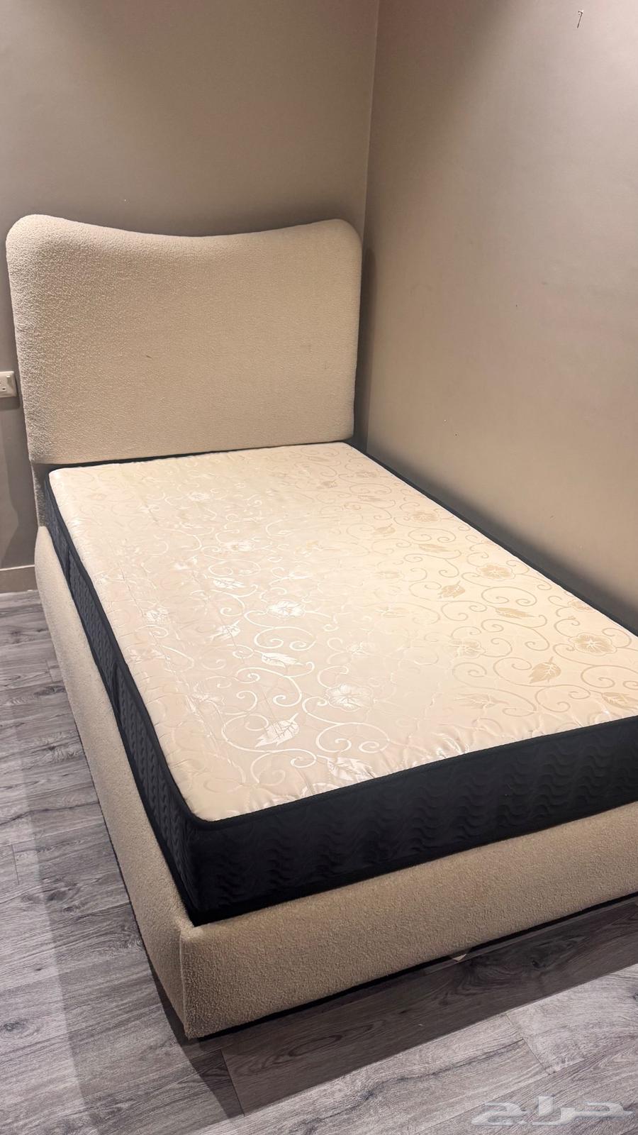 طاوله وسرير ولوحات64553567491969113