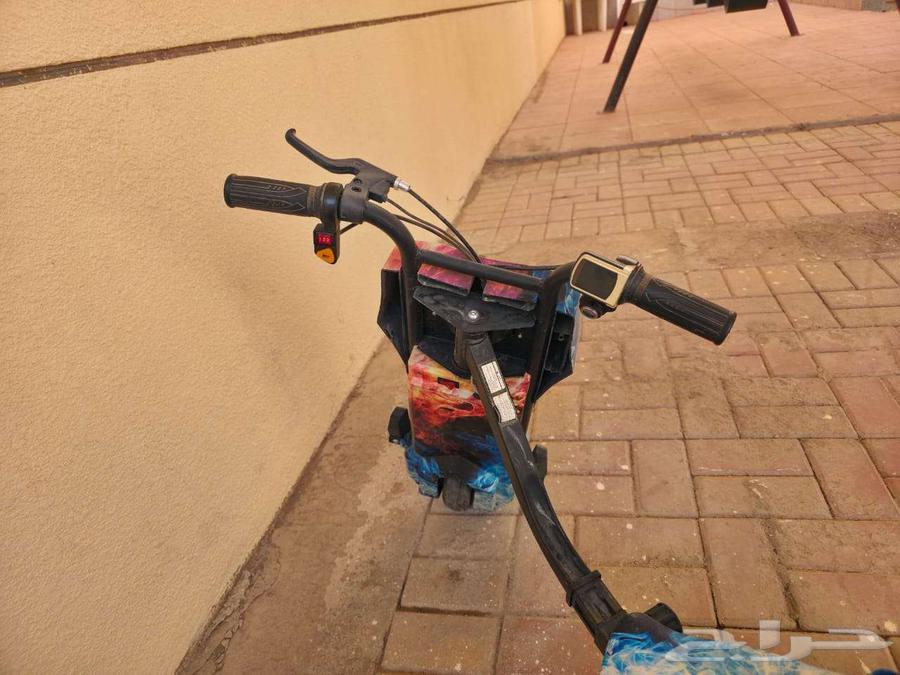 Two scooters (three wheels) in excellent condition64545445527683110