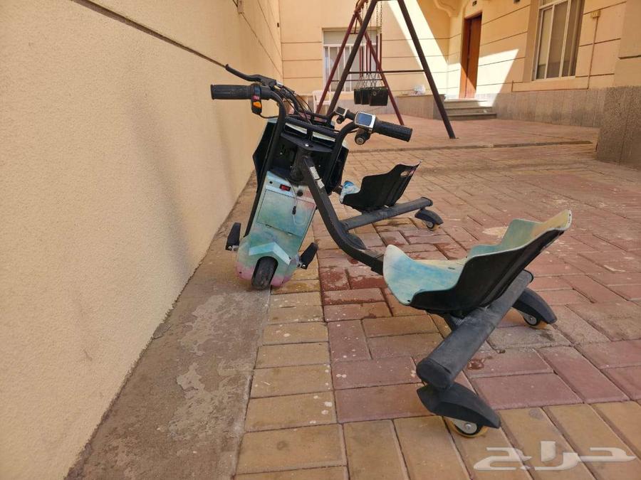 Two scooters (three wheels) in excellent condition64545445527683112
