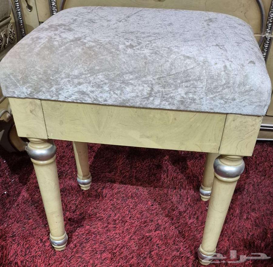 كرسي صغير ومقعد كبير فاخر مناسب لغرف النوم او المعيشة64558892092290111